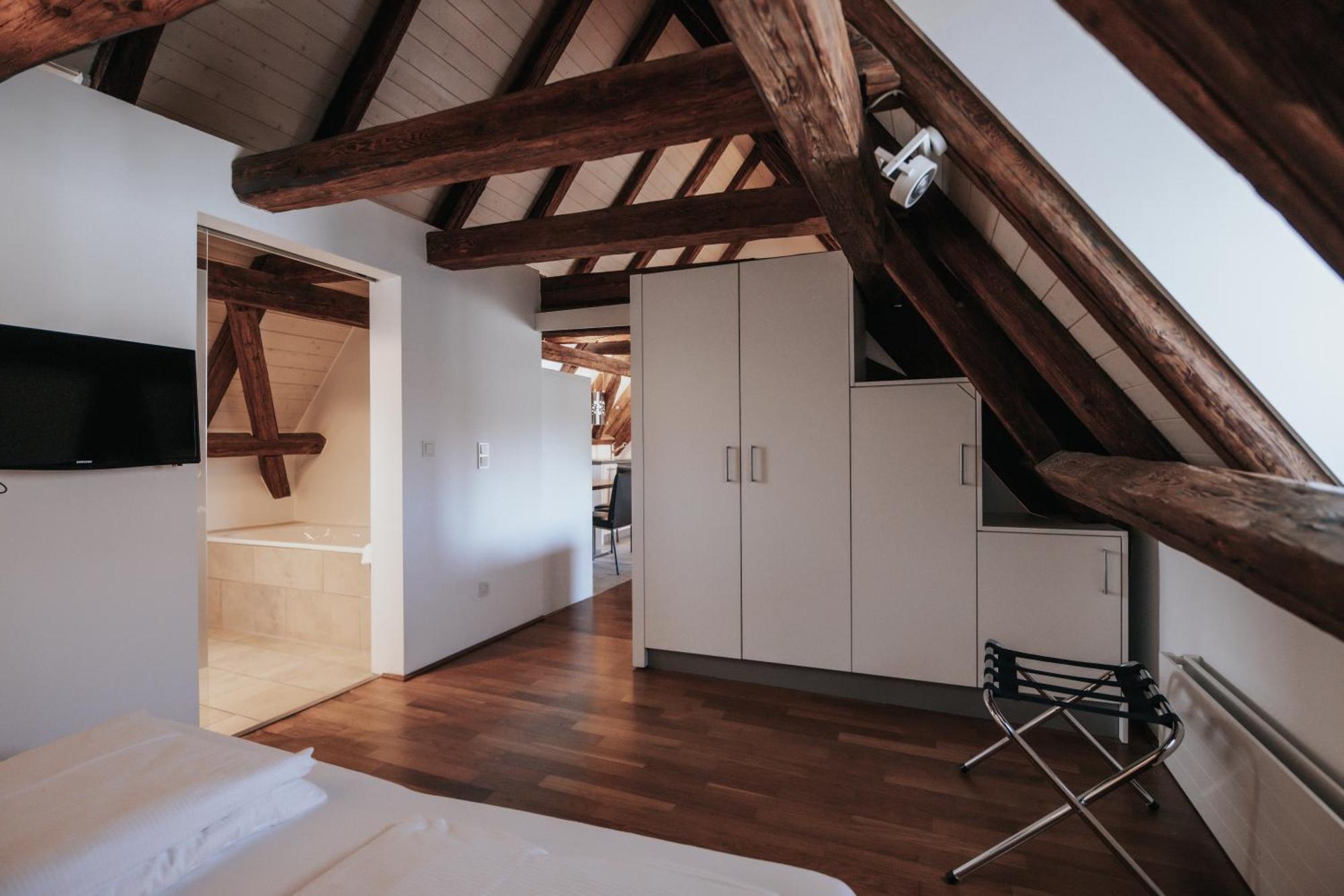 Design Hotel & Restaurant Loewen Ulm Bagian luar foto