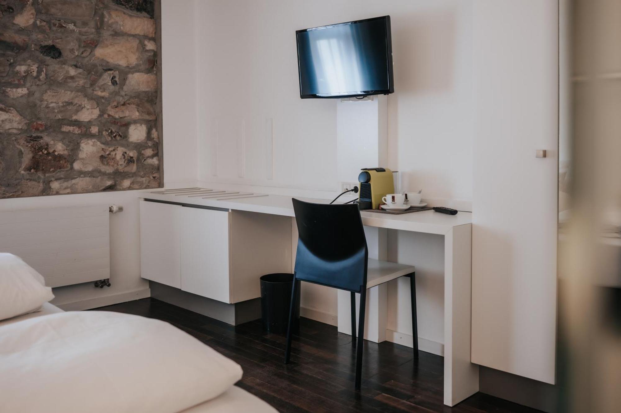 Design Hotel & Restaurant Loewen Ulm Bagian luar foto